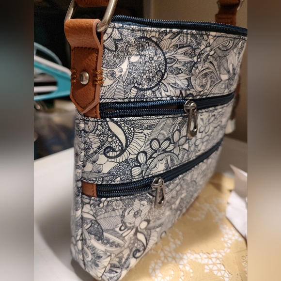 SAKROOTS Navy Spirit Desert 2 Artist Circle Crossbody Bag. New. - Picture 3 of 15